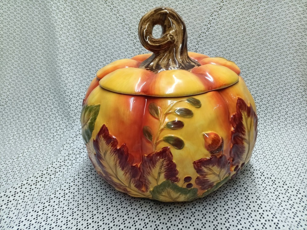 Ceramic Scalloped Fall Harvest Pumpkin Bowl with Lid, Serving Dish Holiday Decor
