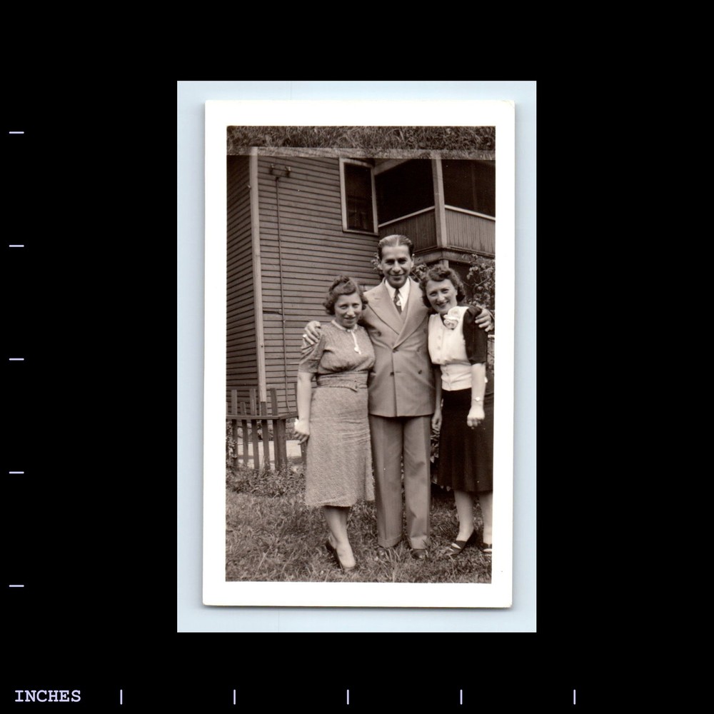 Old Vintage Photo AFFECTIONATE MAN WOMEN STANDING OUTSIDE HOUSE