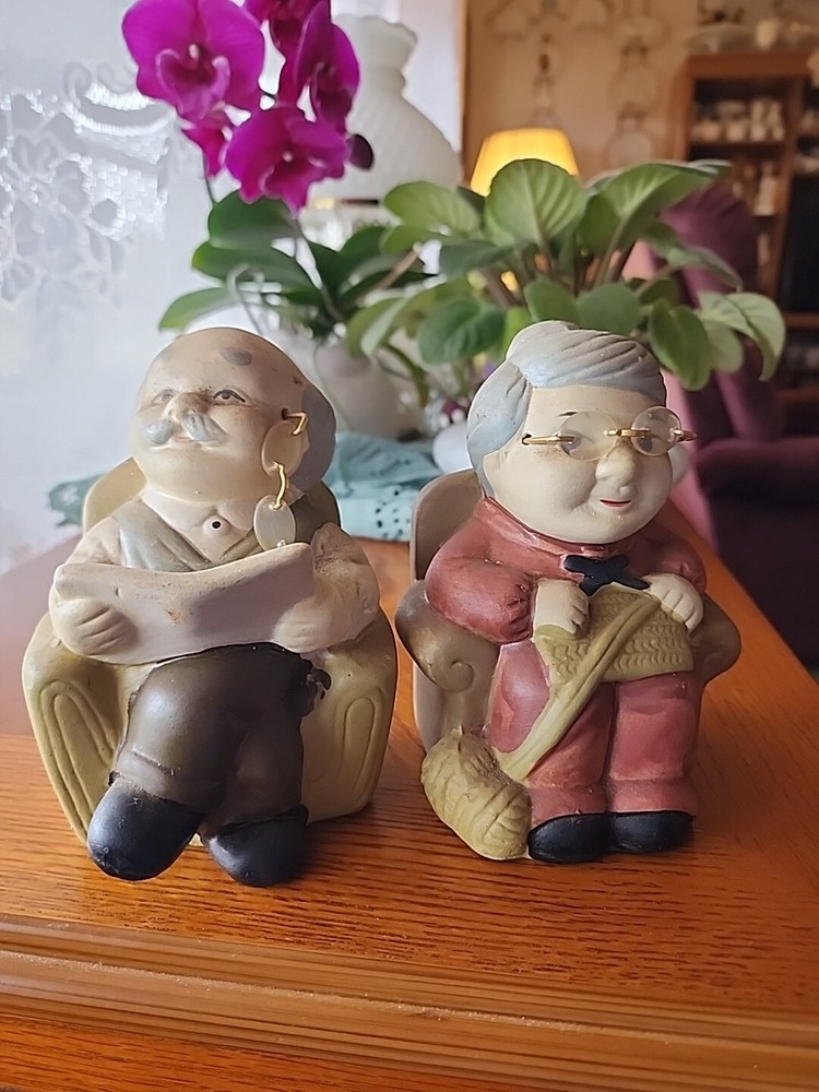 Juego de bancos de jubilación decorativos de cerámica vintage de abuela y abuelo 1998-image