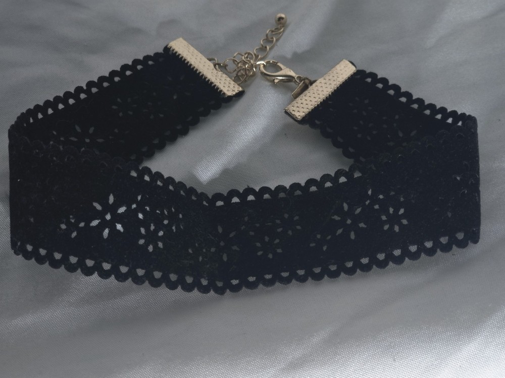 Vintage American Eagle black choker velvet necklace star cut out 11