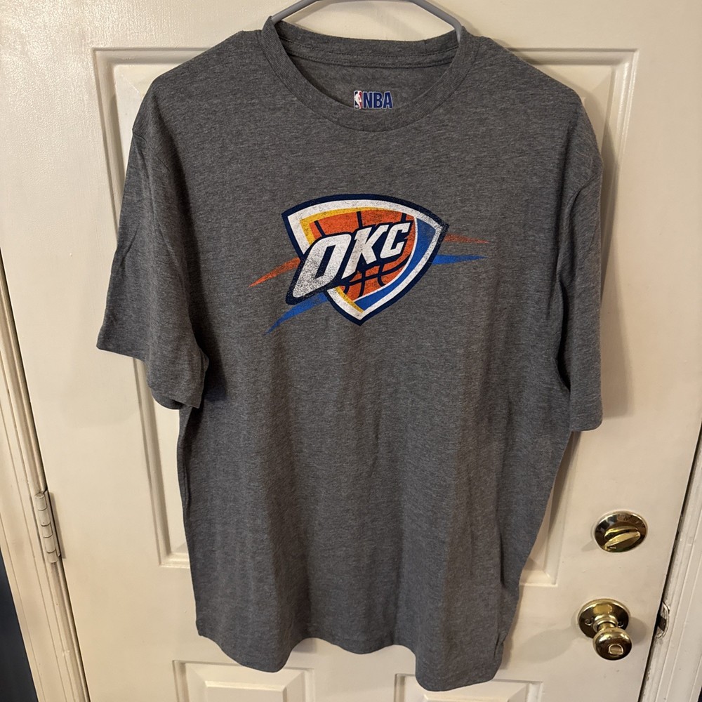 Oklahoma City Thunder Graphic T-Shirt NBA Basketball Gray Men’s Size Large NWOT