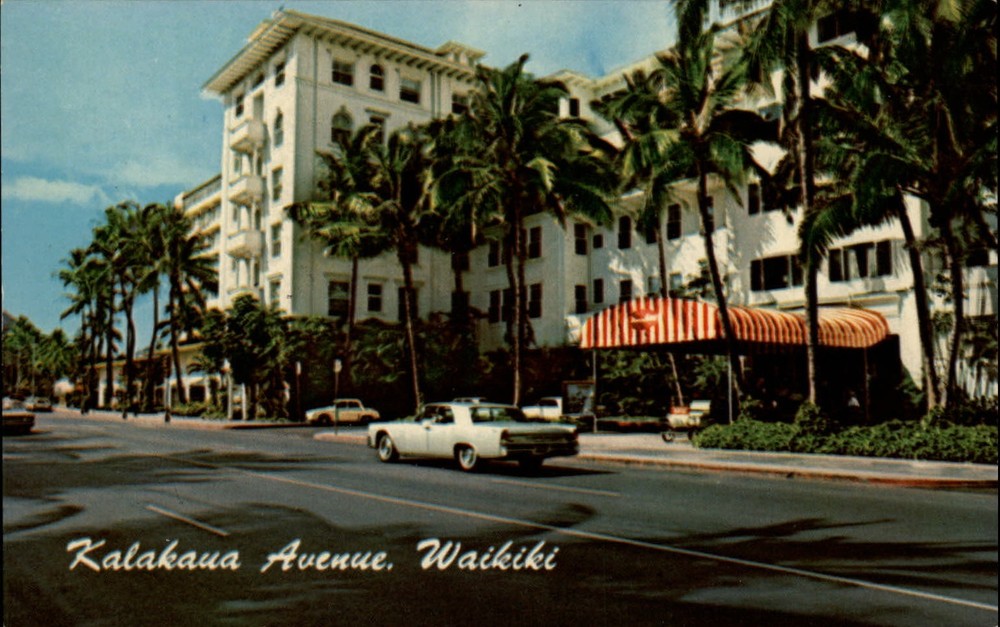Hawaii Waikiki Beach Kalakaua Avenue ~ 1950s-60s postcard sku125
