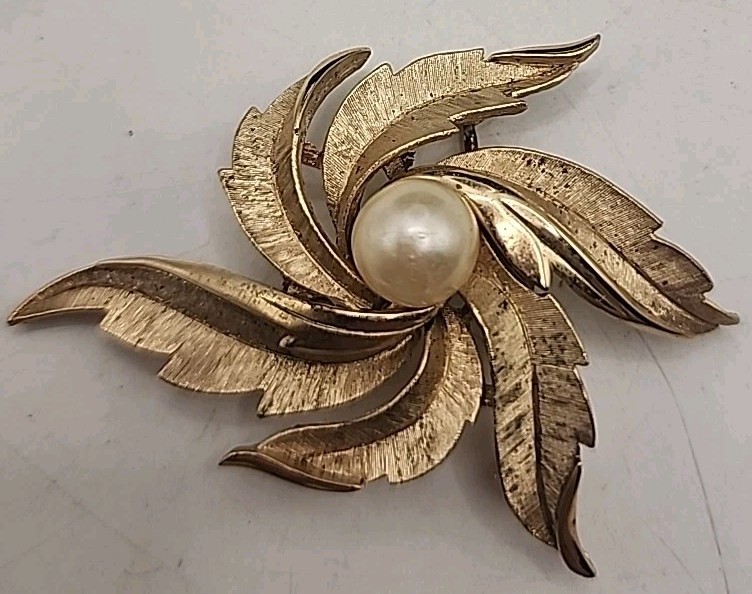 VINTAGE TRIFARI 1960s GOLD TONE FAUX PEARL FLORAL PINWHEEL DESIGN BROOCH 2.5