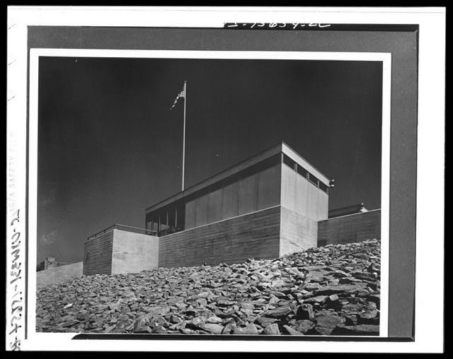 Photo:Modernist Building American Flag 1960s Rock Landscape Architecture