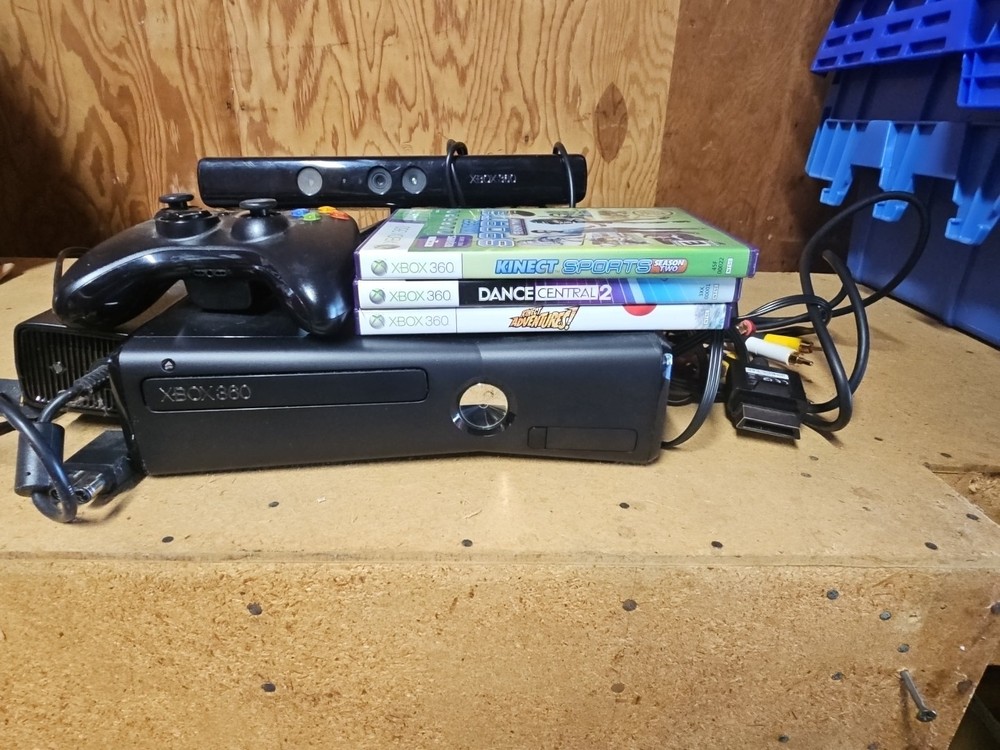 Xbox 360 S Console Bundle - 1 Controller, 360 Kinect, Plus 3 Free Games!