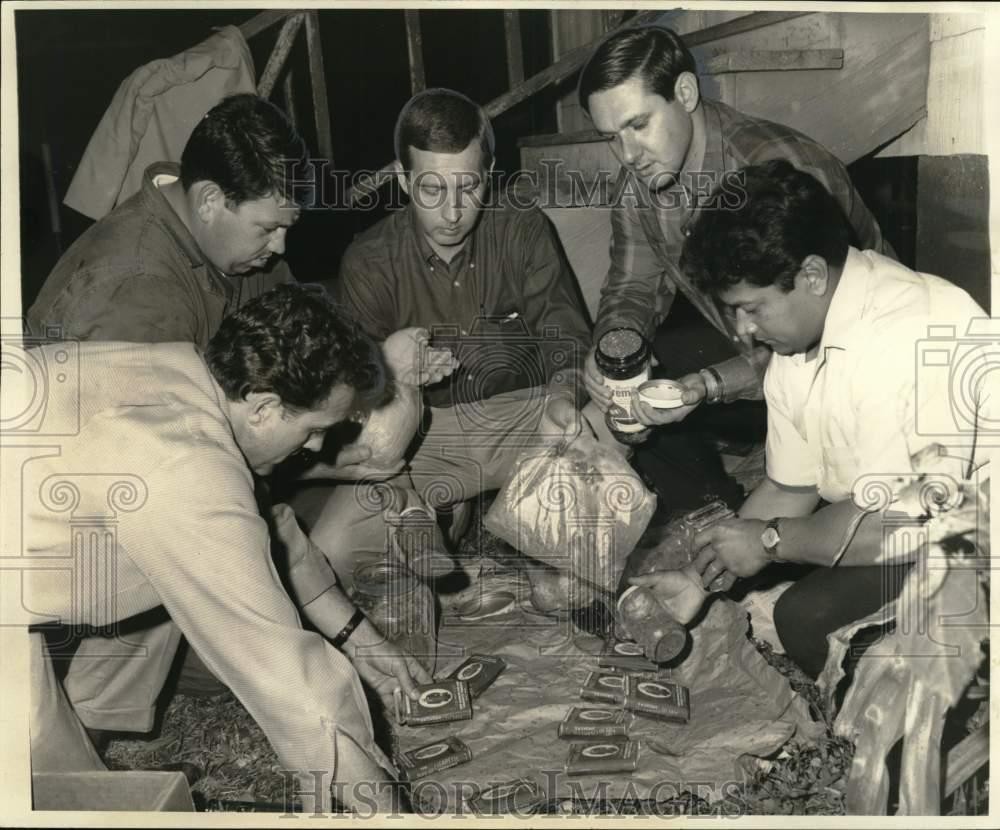 1968 Press Photo Jefferson Parish narcotics squad inspecting seized narcotics