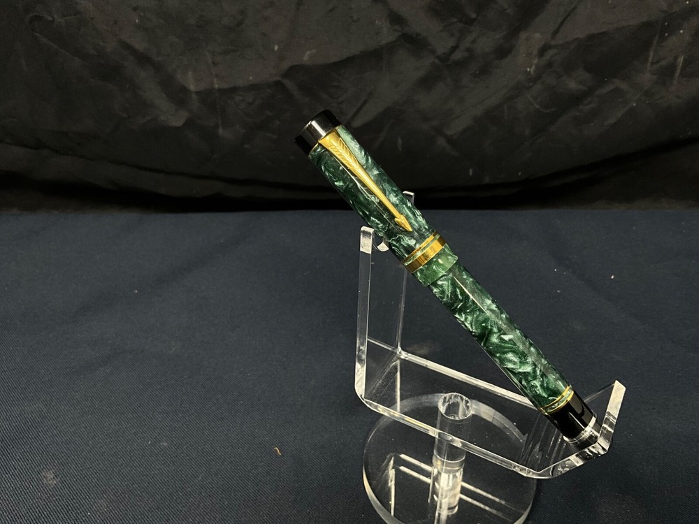 Parker Duofold International Green Marble Fountain Pen 18K Gold Nib Medium