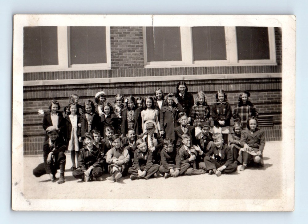 Old Vintage Photo BOYS GIRLS CHILDREN SCHOOL CLASS GROUP PICTURE SNAPSHOT