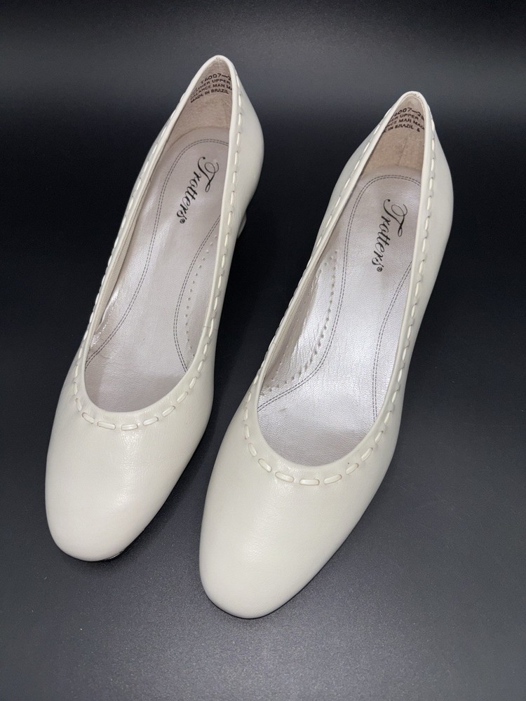 Trotters Cream Patent Leather Chunky Heel Pumps Women's Size 9