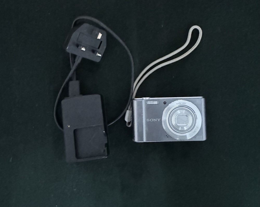 Sony Cyber-shot DSC-W810 20.1MP 6x Zoom Sony Lens Digital Camera - Silver Tested
