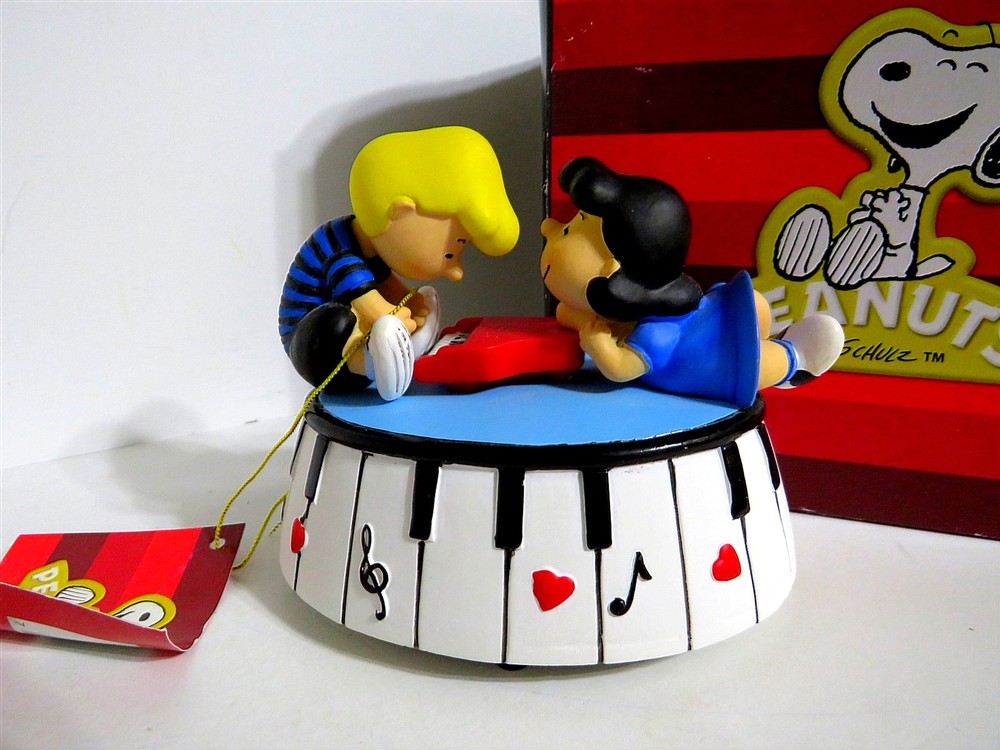 SNOOPY PEANUTS CHARLIE BROWN SCHROEDER LUCY WESTLAND GIFTWARE MUSIC BOX FIGURE