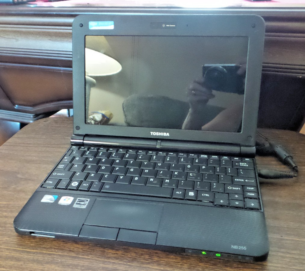 Toshiba NB255 Netbook Intel Atom 10.1