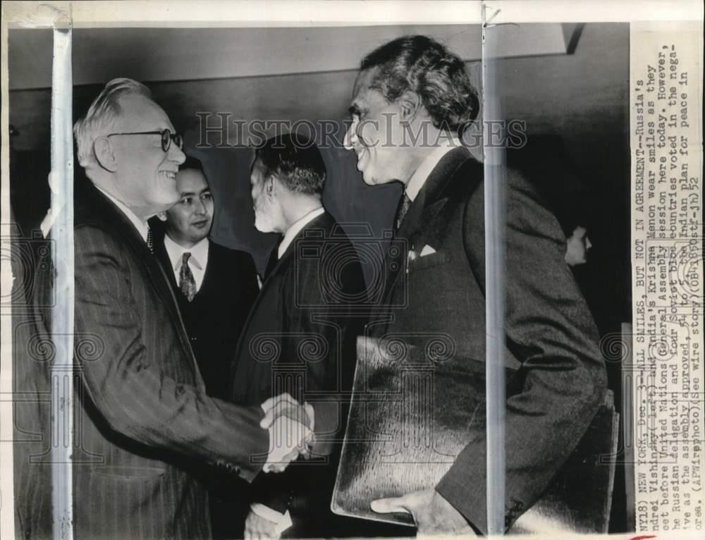 1952 Press Photo Krishna Menon & Andrei Vishinsky meet at UN conference