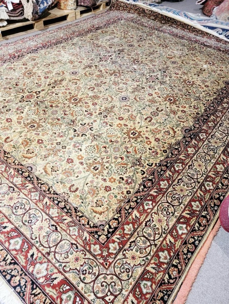 Extremely Fine Hand Knotted 9’ x 12’ Oriental Wool Rug