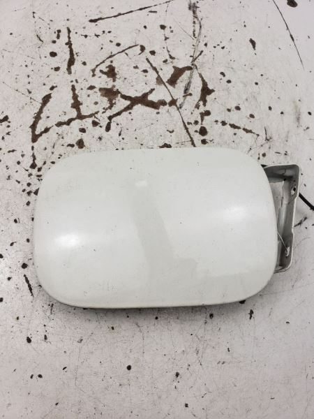 E550      2007 Fuel Filler Door 742335