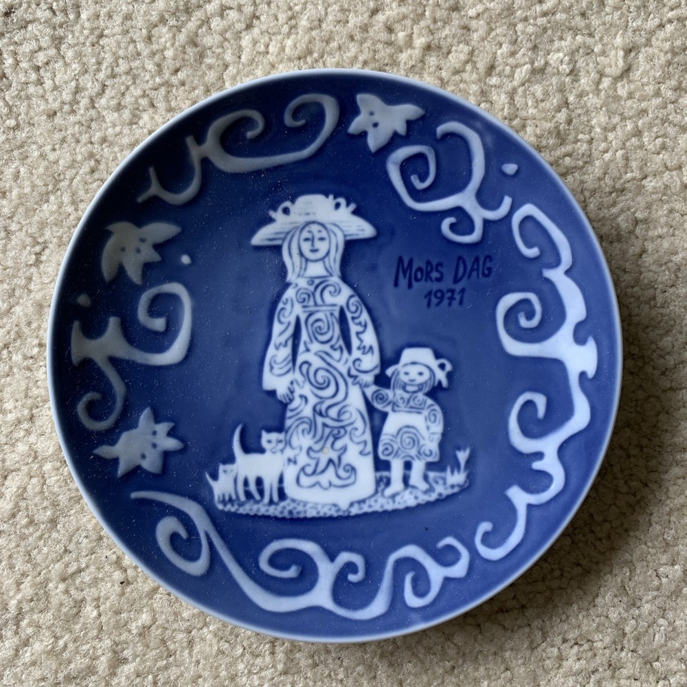 Royal Copenhagen Mors Dag Mother's Day Plate Mom with Child & Cats 1971 Excell
