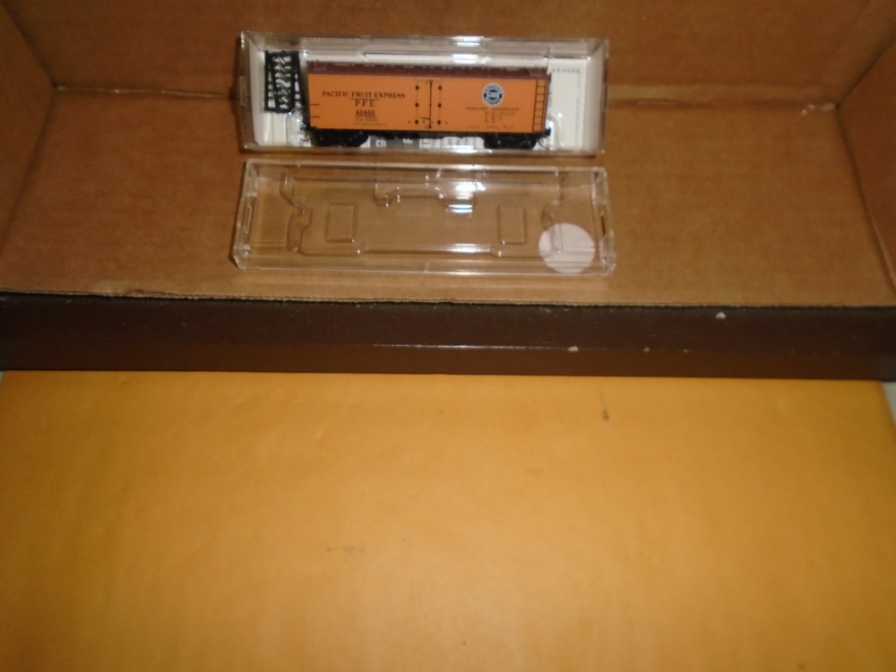 Micro Trains #59010 40' Steel Side Ice Reefer - Pacific Fruit Express #40400 N