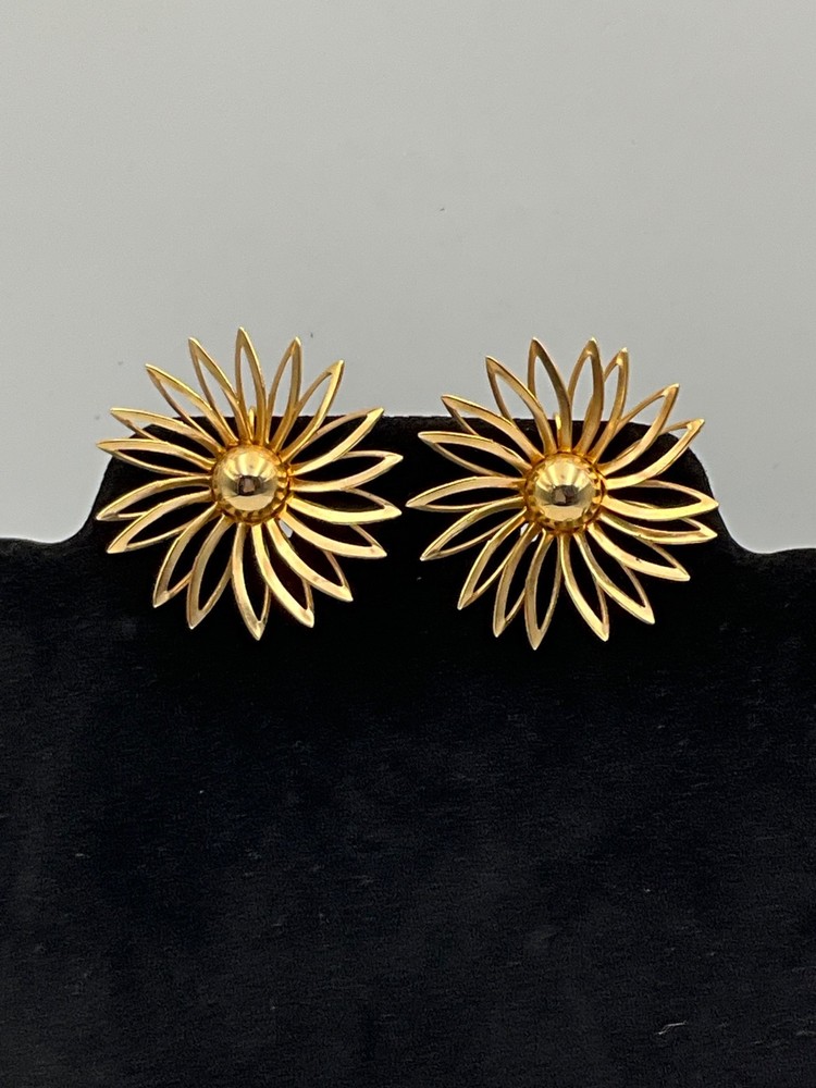 Large Sarah Coventry Gold Tone Clip On Daisy Flower Earrings