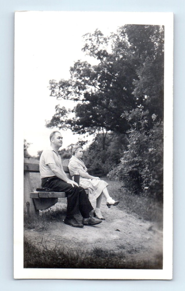 Old Vintage Photo MAN WOMAN COUPLE CAMERA THERMOS PARK BENCH 1943 SNAPSHOT