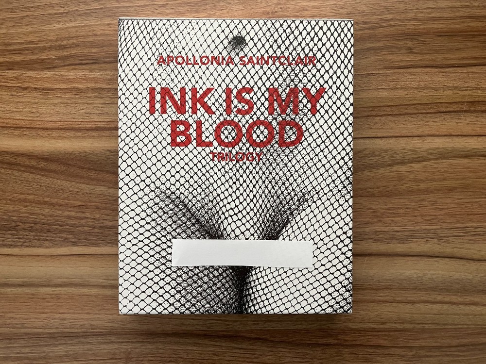 Apollonia Saintclair – Ink Is My Blood – 3 Vols Slipcase, Stickers, Original Art