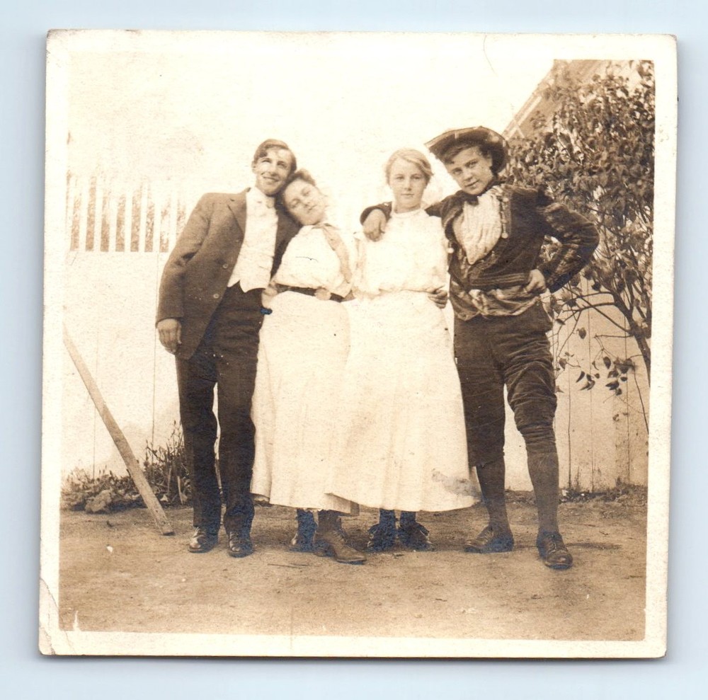Old Vintage Square Photo AFFECTIONATE MEN WOMEN COUPLES COWBOY HAT SNAPSHOT
