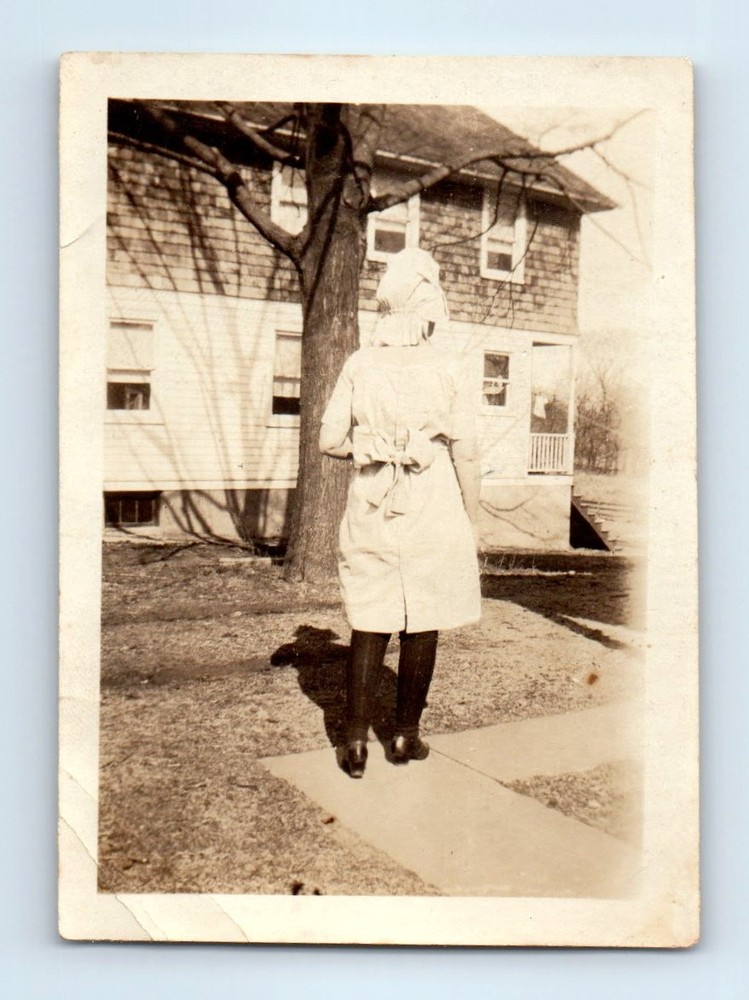 Old Vintage Photo SOLO WOMAN REAR VIEW FROM BEHIND WALKING AWAY ABSTRACT