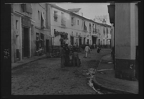 Photo:Europe Street Scene Cobblestone Buildings Crowds 1900s Arnold Genthe