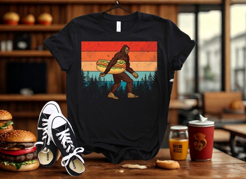 Bigfoot Hot Dog T-Shirt – Funny Sasquatch Food Lover Retro Vintage Tee
