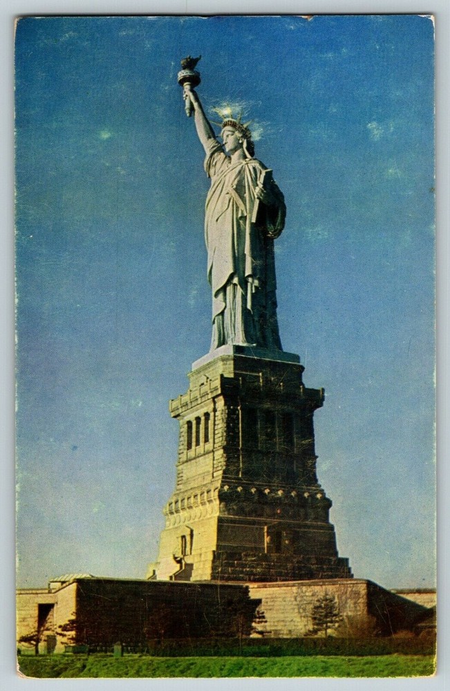 STATUE OF LIBERTY BEDLOE'S ISLAND NEW YORK CITY NEW YORK  VTG 1950s POSTCARD