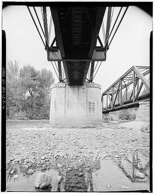4. CENTER PIER SOUTH SPAN UNDER STRUCTURE, LOOKING NORTH - Yakima Valley
