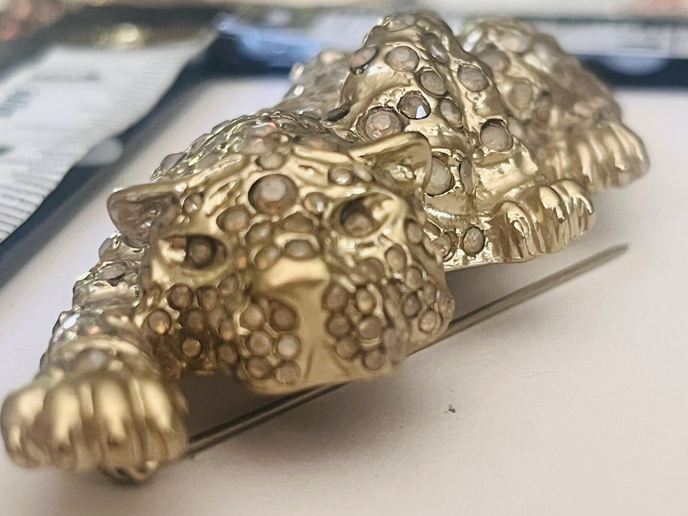 Vintage Unsigned Large Gold-tone Rhinestone Panther Shoulder Brooch/pin.