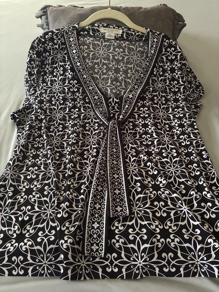 Liz Claiborne top XL Petite. Short sleeve. Black and white print.