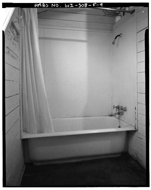 9. INTERIOR VIEW SECOND-FLOOR COMMUNAL BATHROOM SHOWING BATH - Fort McCoy,