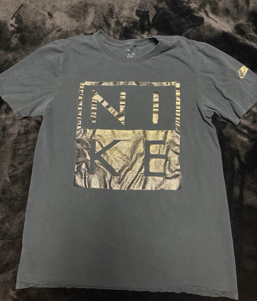 Nike Graphic T-Shirt (Men’s Size Small)