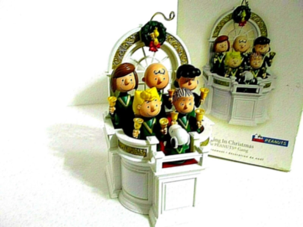 SNOOPY PEANUTS CHARLIE BROWN HALLMARK CHRISTMAS ORNAMENT MUSIC AND MOTION 2007
