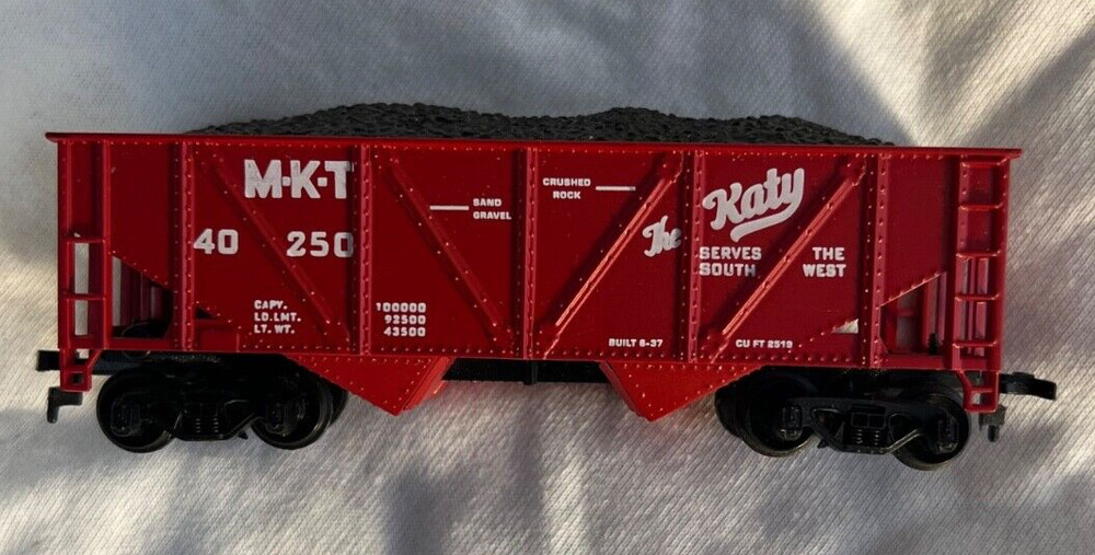 Mantua HO Scale 32' M-K-T The Katy 40250 Weighed Railroad Hopper with Coal Load