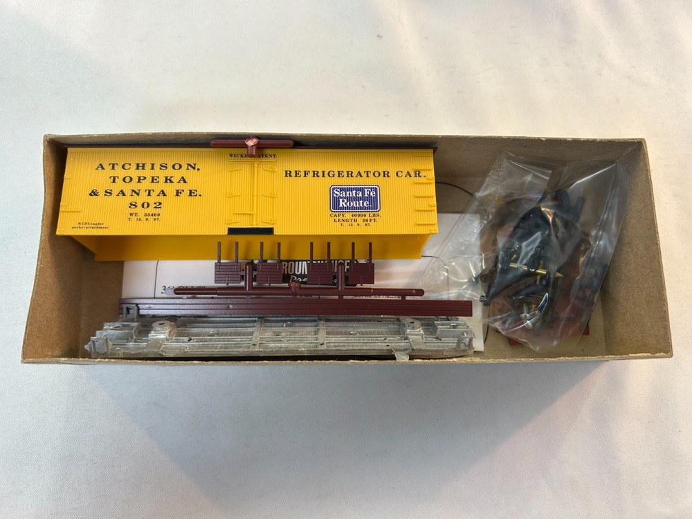 Roundhouse 7879 HO Scale 36' O.T. Reefer Kit, ATSF (Fruit) #802
