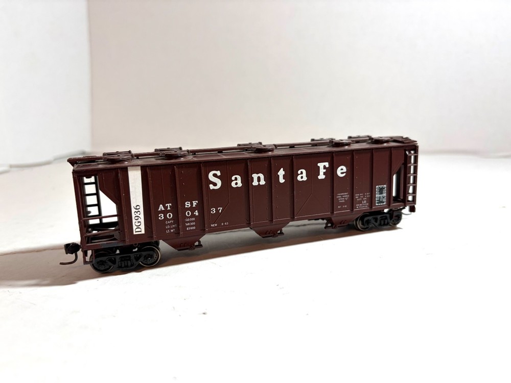 ConCor HO Scale Santa Fe ATSF 300437  50' PS-2 Covered Hopper  DG936