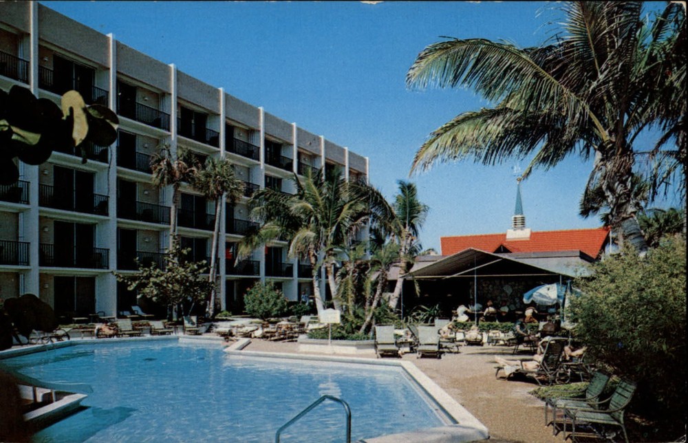 Ft Lauderdale Florida Howard Johnson's Motor Lodge swimming pool unused postcard