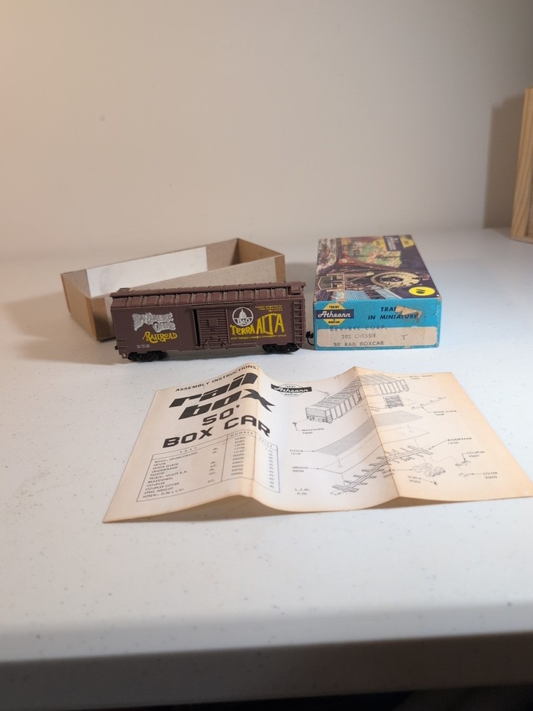 Athearn Bev-Bel Corp. 292 Chessie 50' Rail Boxcar