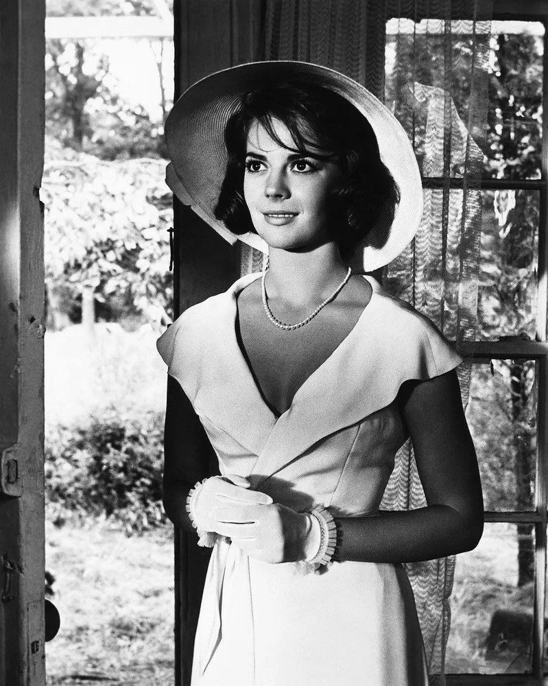 Natalie Wood Stylish Hay And Gloves 4x6 Picture Celebrity Print