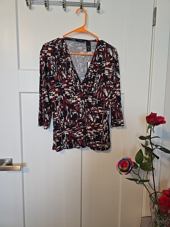 New York & Company  Stretch Ladies Size M V Neck 3/4 Sleeved Blouse NWT