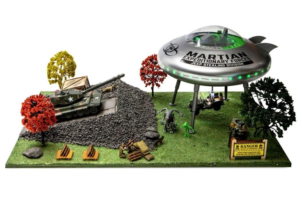 NIB - Menards O Scale Limited Edition Army vs UFO Scene Operating Accessory  NIB