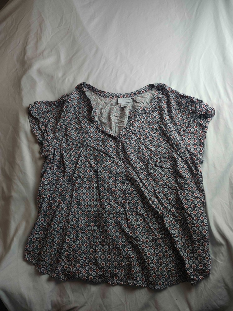 Liz Claiborne Blouse Top Womens Size 1X Gray Geometric Short Sleeve V-neck