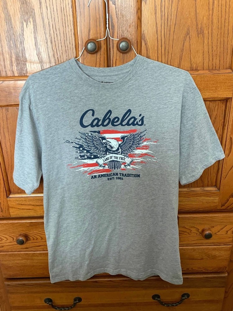 Cabelas T Shirt Men's Size M Short Sleeve Gray An American Tradition Flag Tee