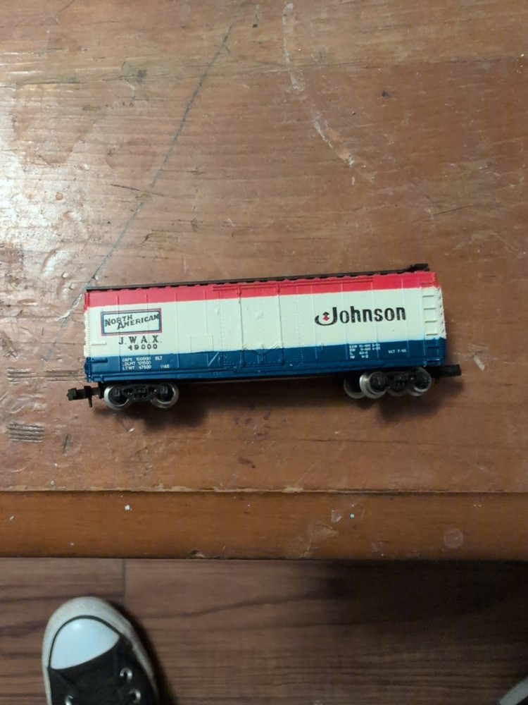 N Scale AHM Colorful Johnson's Wax 40' Plug Door Box Car in Red, White & Blue