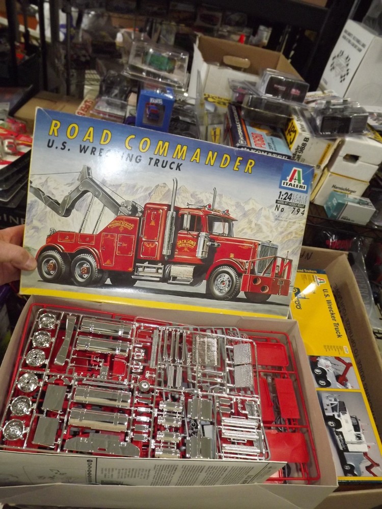 Italeri road commander US wrecking truck red  Model KIT  read