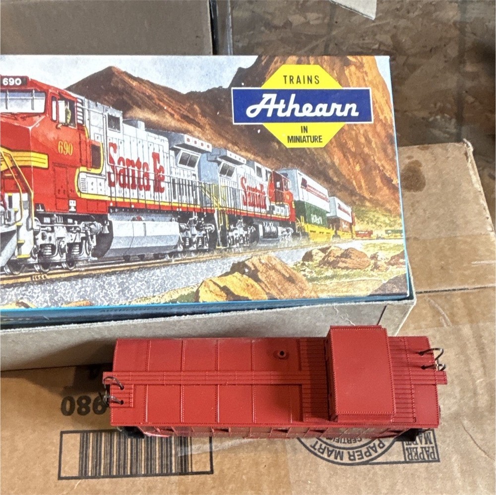Athearn Canadian National HO Wide Vision Caboose Red/Black/Yellow DC 53400