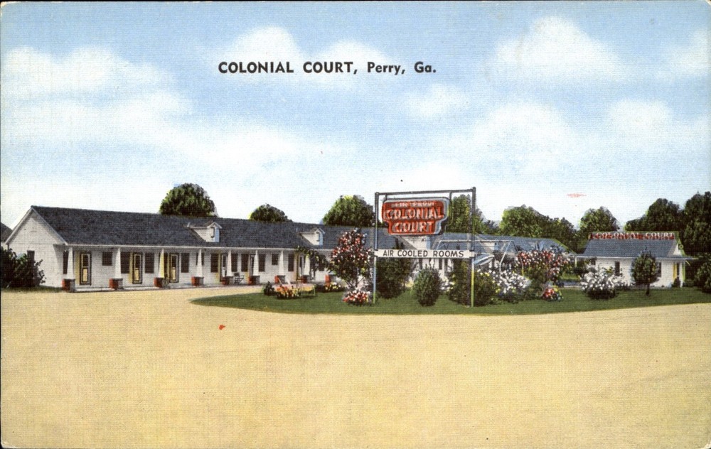Colonial Court Perry Georgia GA ~ 1940s vintage postcard