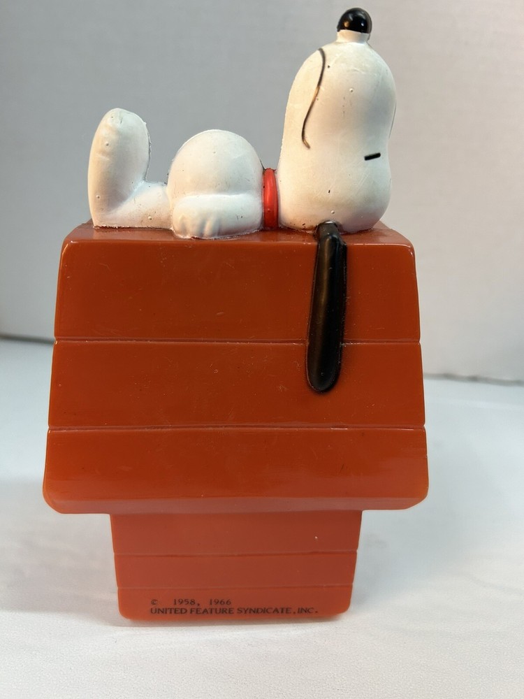 Vintage Peanuts Snoopy Doghouse Coin Piggy Bank Red 1966